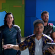 Taika Waititi junto a Chris Hemsworth y Tom Hiddleston en el set de Thor: Ragnarok.